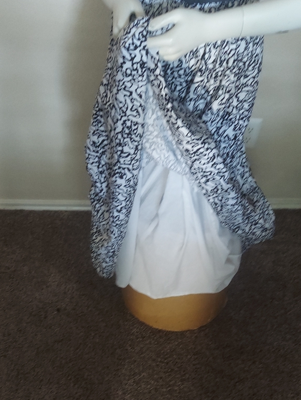 The design includes a gathered elastic waistband for a flattering fit and conven - Picture 11 of 13